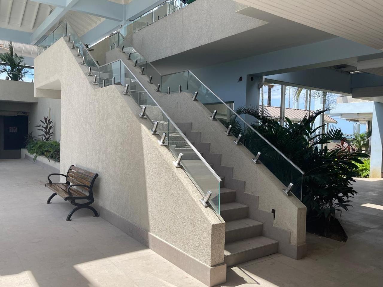 Oceanfront Condo W/ Free Parking + High Speed Wifi 네그릴 외부 사진